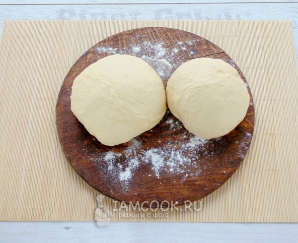 Разделить тесто на две части