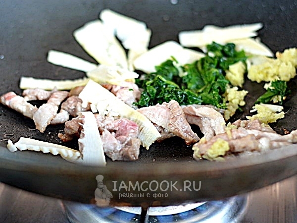 Положить к мясу овощи