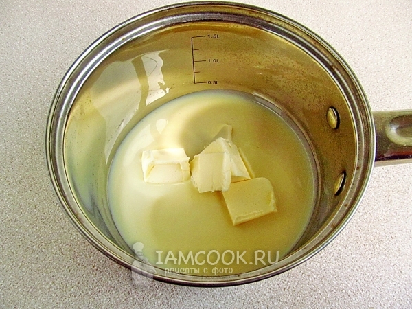 Смешать масло и сгущенное молоко