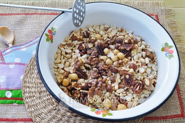 Измельчить орехи