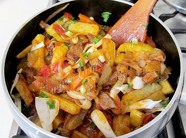 Добавить картофель и чеснок