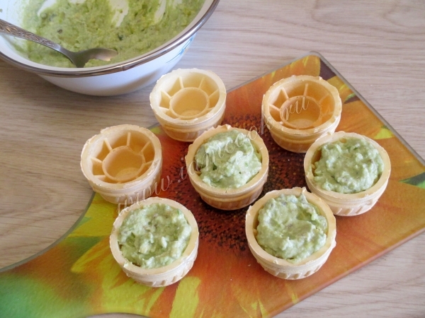 Выложить творожно-авокадную массу в тарталетки