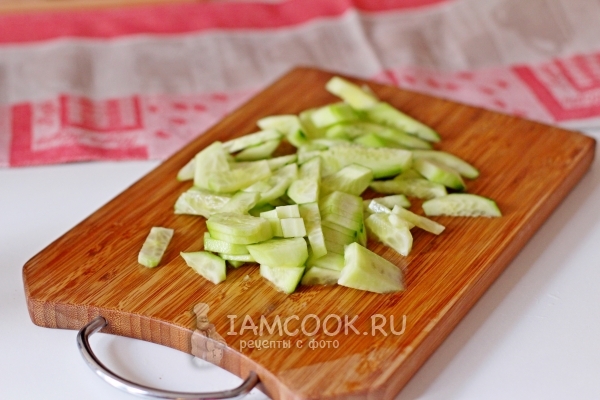 Огурец порезанный