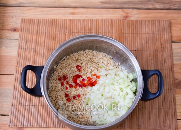Положить лук и перец