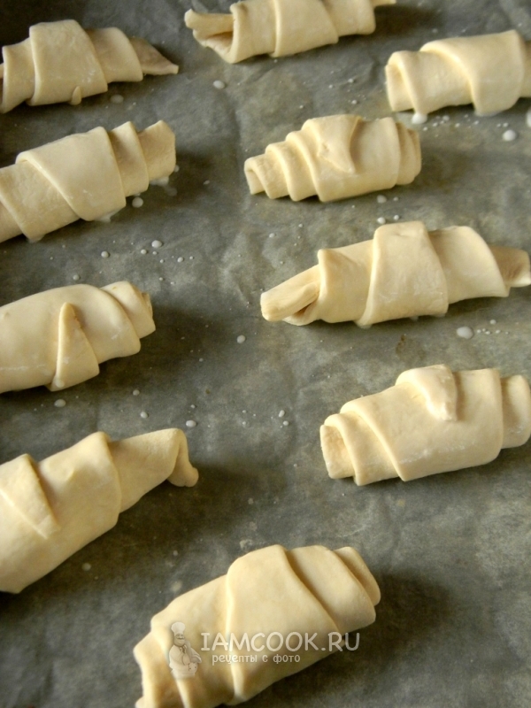 Переложить круассаны на противень