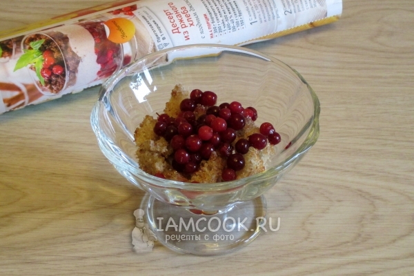 Положить в креманку хлеб и ягоды