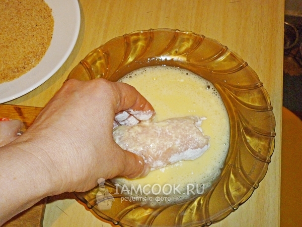 Обмакнуть рулетик в яйце