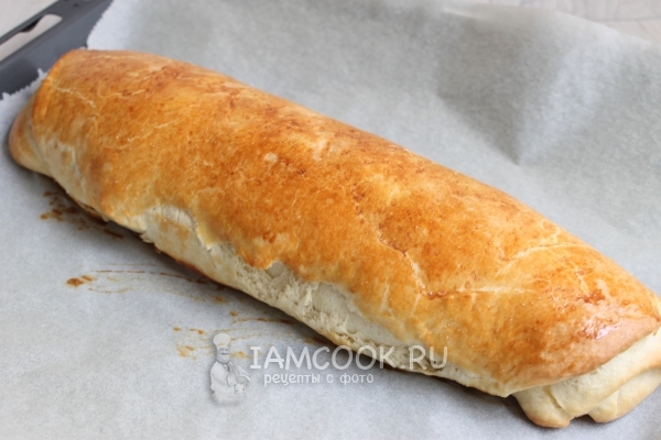 Готовый рулет с изюмом из кислого дрожжевого теста