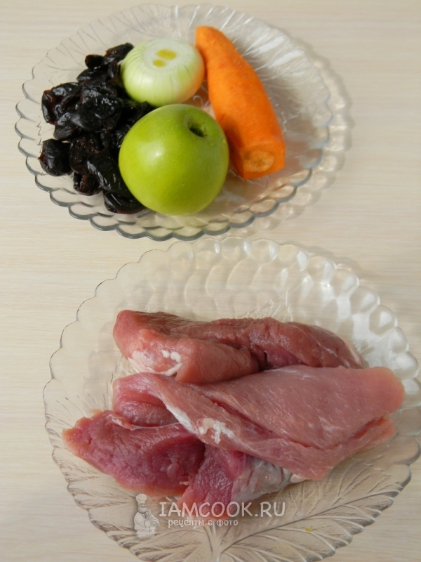 Ингредиенты для тушеного мяса с черносливом и яблоками