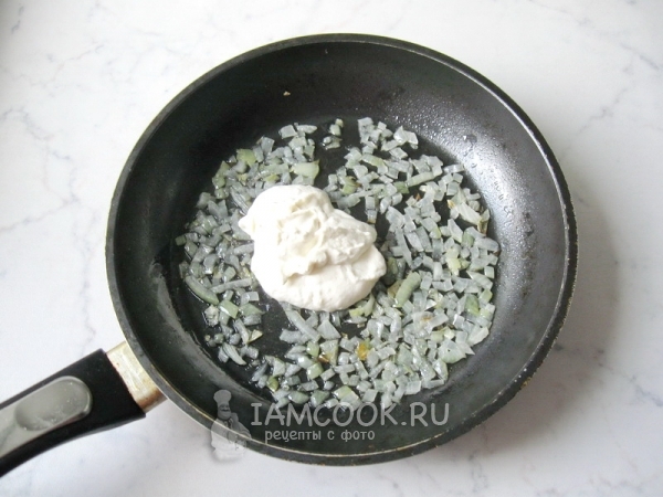 Положить сметану и муку