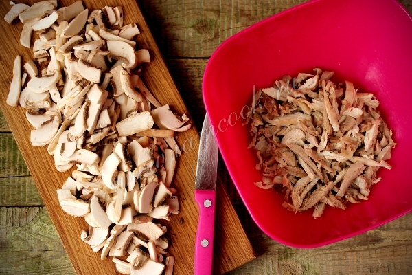 Грибы порезанные и куриное филе