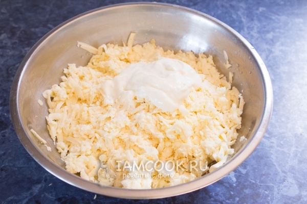 Положить сметану, соль и воду