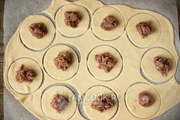 Положить на тесто фарш