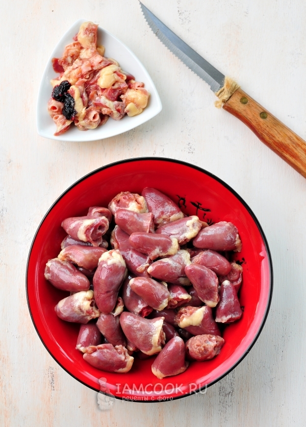 Почистить куриные сердечки