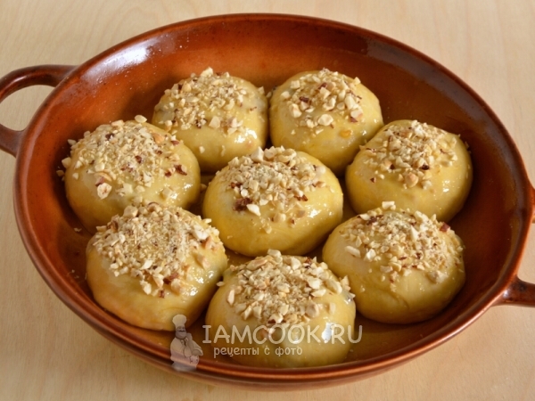 Смазали булочки желтком и посыпали орехами