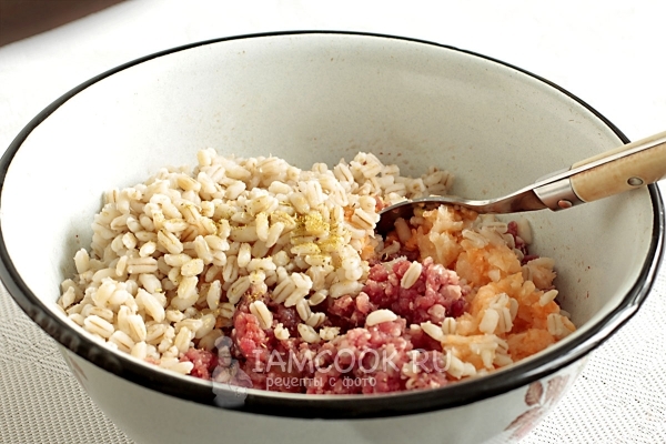 Соединить фарш, перловку и лук с морковью