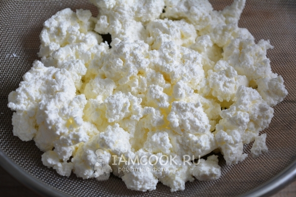 Протереть через сито творог