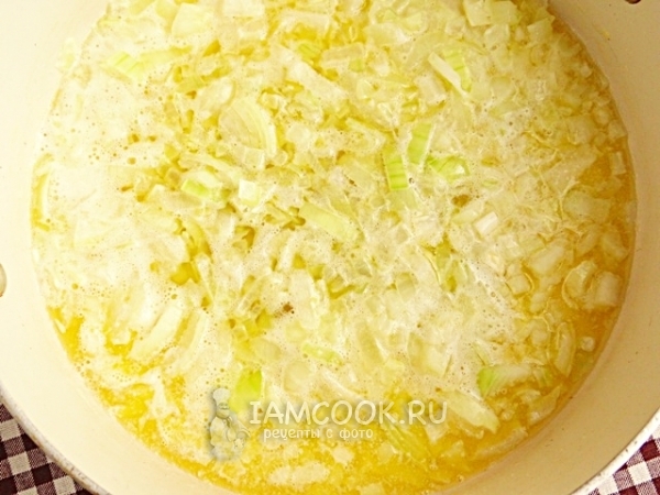 Потушить лук в масле
