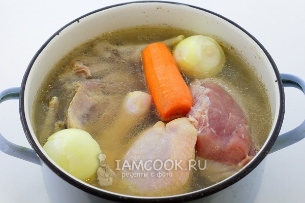 Положить лук и морковь