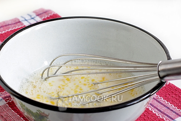 Взбить яйца с молоком