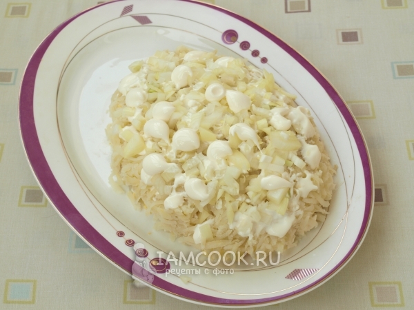 Положить картофель и майонез