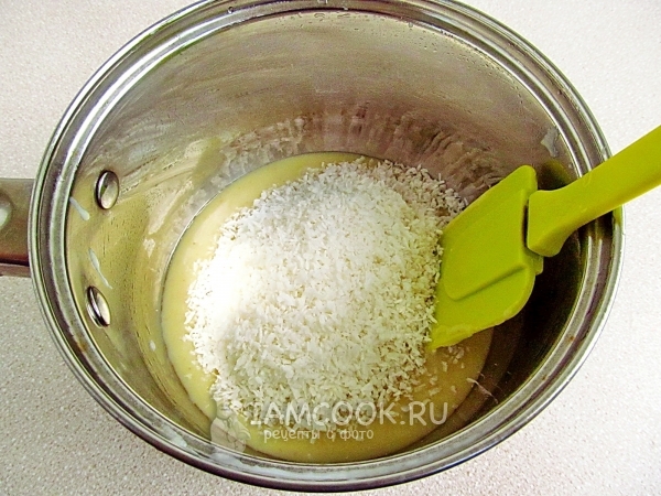 Всыпать кокосовую стружку