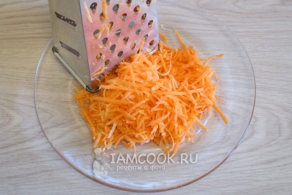 Натереть морковь