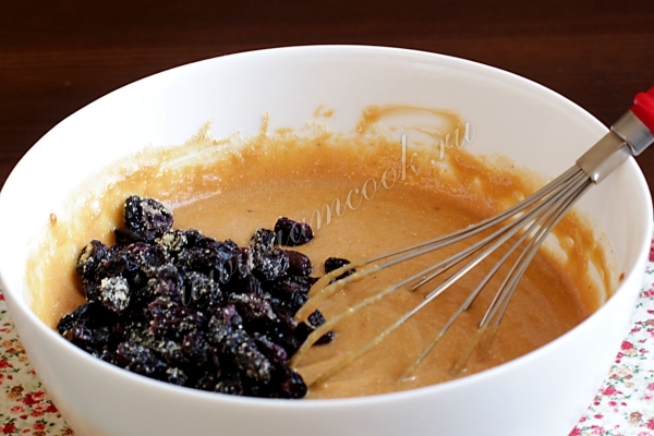 Добавить изюм