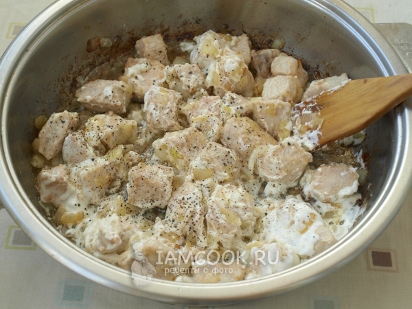 Добавить муку, сметану и соль с перцем