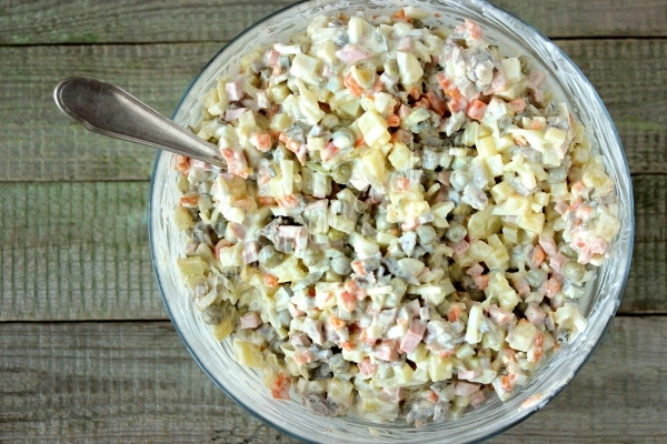 Фото салата Оливье со свиным языком