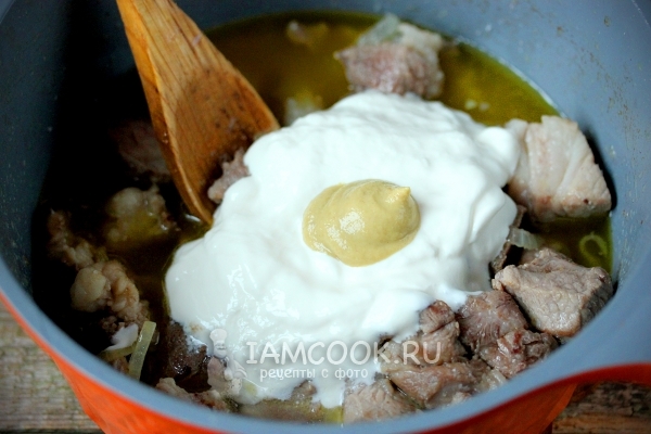 Добавить воду, сметану и горчицу