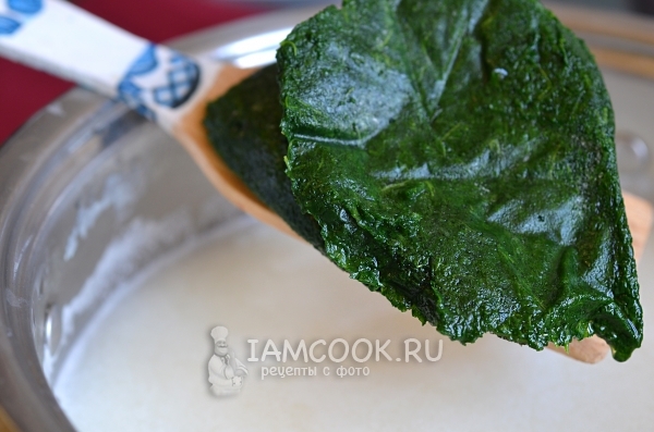 Положить шпинат