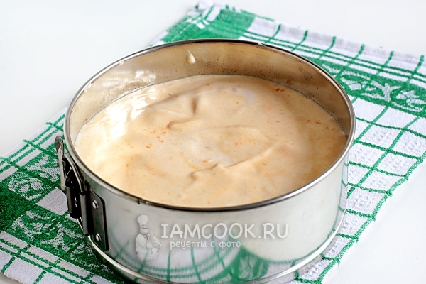 Перелить тесто в форму