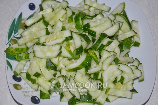 Нарезать огурцы