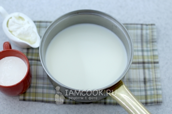 Смешать молоко, сливки и сметану