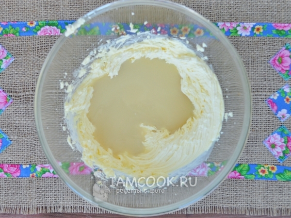 Смешать масло со сгущенкой