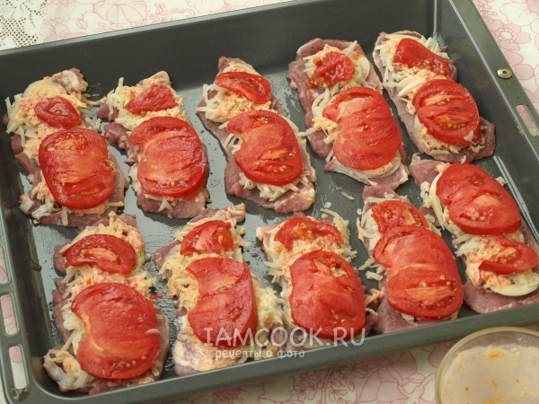 Положить пластинки помидора