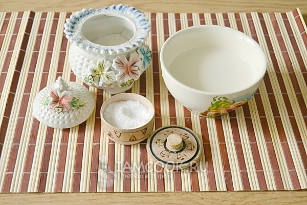 Всыпать в молоко сахар и соль