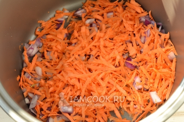 Положить лук и морковь