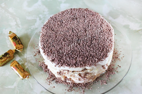 Слоенный торт с фруктами на основе сметаны