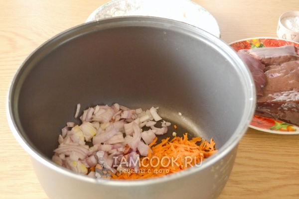 Положить в мультиварку лук и морковь