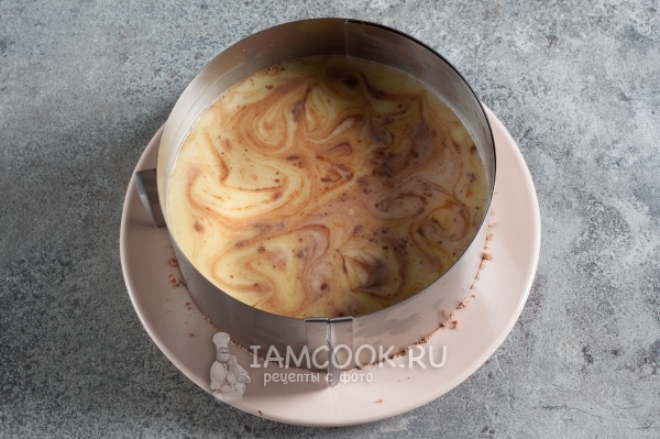 Вылить молочно-шоколадную смесь в кольцо с бисквитом