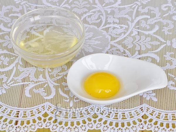 Отделить белок от желтка