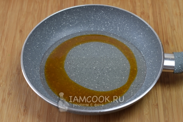 Нагреть сахар с маслом