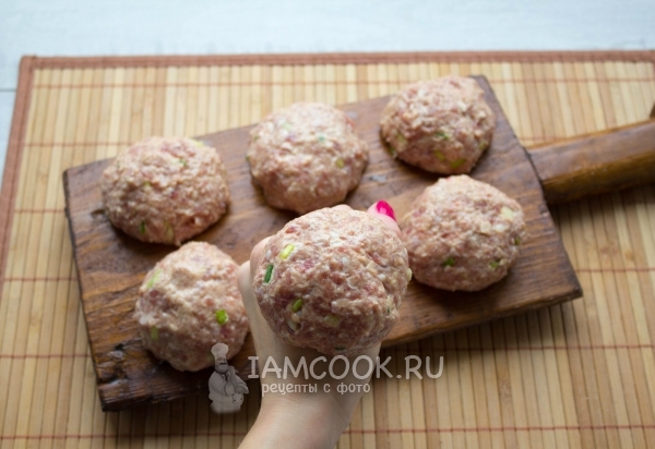 Сформировать из фарша тефтели