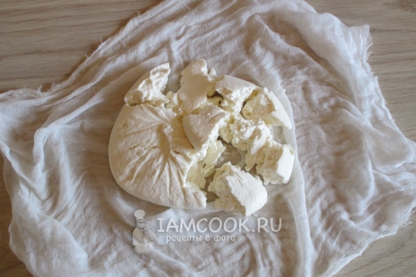 Снять марлю с сыром