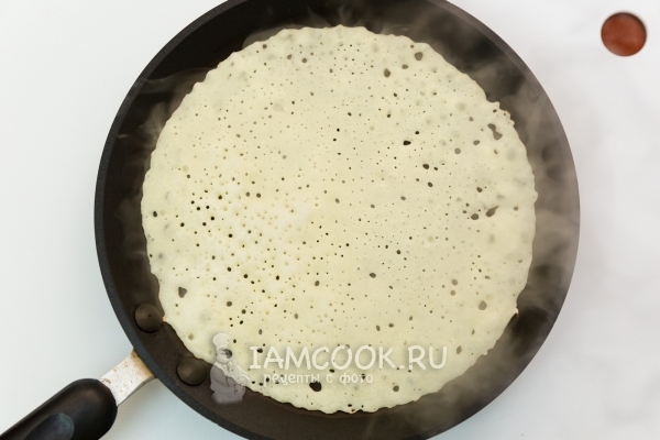 Налить на сковороду тесто