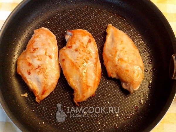 Обжарить курицу