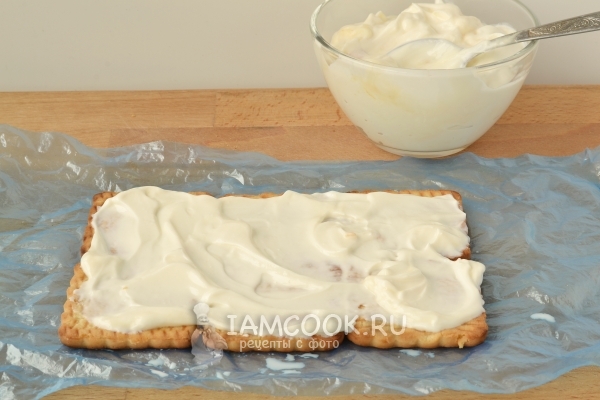 Намазать на печенье массу