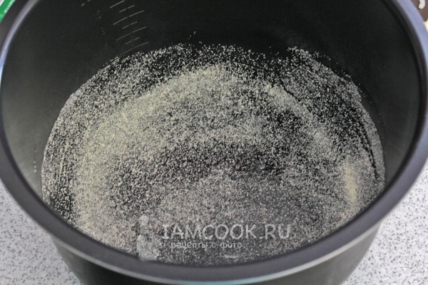 Посыпать мультиварку манкой